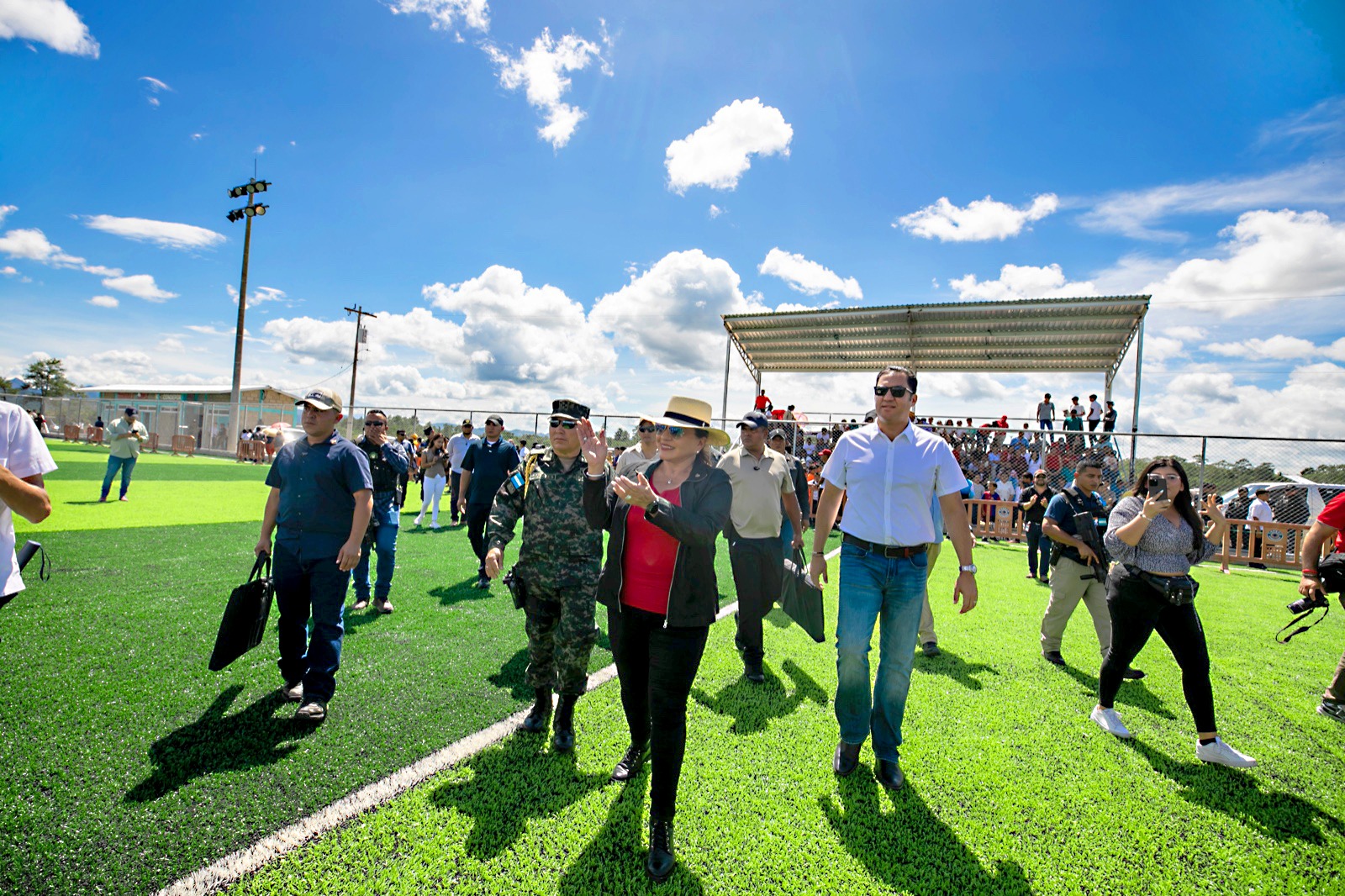 La Presidenta Xiomara Castro realiza la supervisión final de la moderna cancha 89 de la Refundación de la Patria