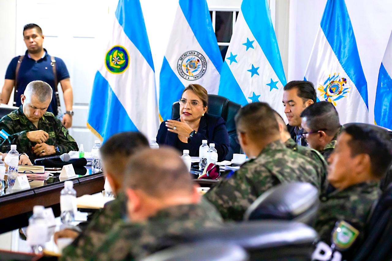 Presidenta Castro sostiene reunión de trabajo con jerarcas militares en el Estado Mayor Naval de Tegucigalpa